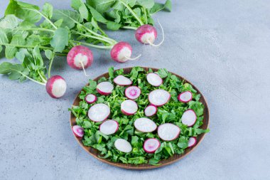 Mutfak masasında taze organik turplar.  