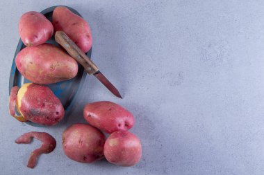 Mutfak masasında çiğ organik patates..