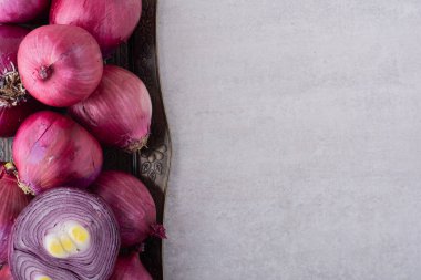 Mutfak masasında kırmızı soğan.