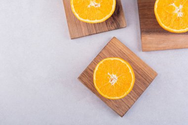 Mutfak masasında taze portakal meyveleri. Metin için boş alan.