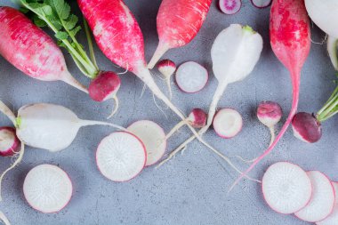 Mutfak masasında taze organik turplar