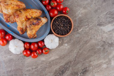 Baharatlı ve sebzeli ızgara tavuk. 