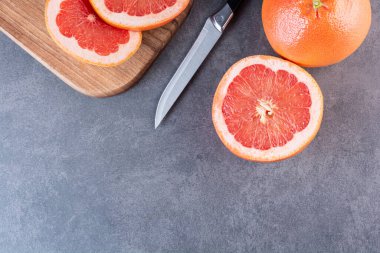Kesme tahtasında dilimlenmiş taze greyfurt. en üstteki görünüm.