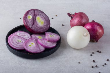 Mutfak masasında olgun organik soğanlar. 