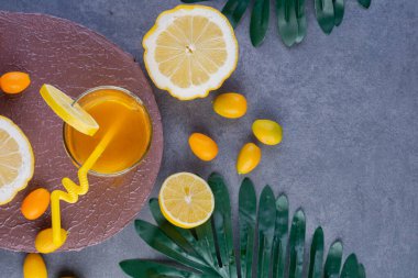 Taze narenciye ve bir bardak meyve suyu. Sağlıklı yeme kavramı 