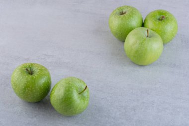 yeşil elmalar gri masa arkaplanında