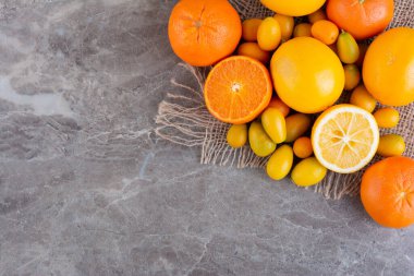 Gri arka planda taze meyveler