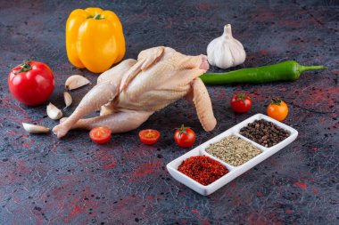 Baharatlı ve sebzeli çiğ tavuk eti. 