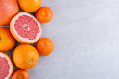 Gri mutfak masasında taze portakallar.