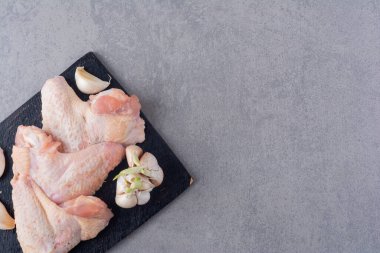 Baharatlı ve otlu çiğ tavuk kanatları. Üst Manzara. Boşluğu kopyala.