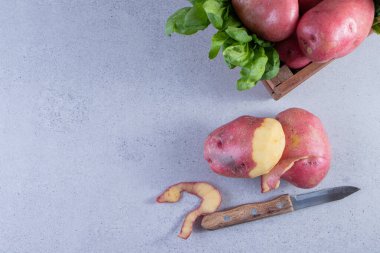 Gri arka planda taze organik patates.