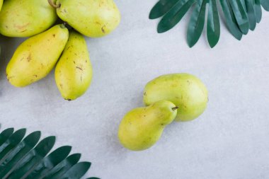 Mutfak masasında taze armutlar. Metin için boş alan. 