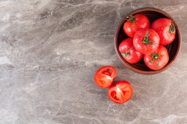Mutfak masasında taze domatesler. 
