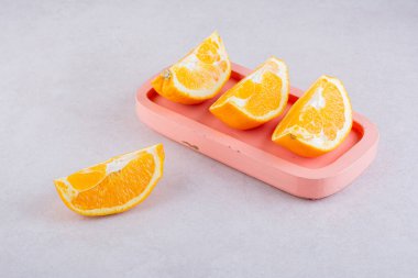 Mutfak masasında taze portakallar, sağlıklı beslenme konsepti.