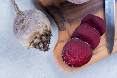 Mutfak masasında taze organik pancar kökleri.