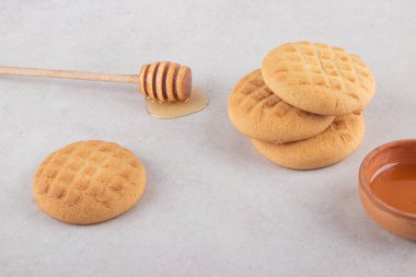 Mutfak masasında ev yapımı kurabiyeler.