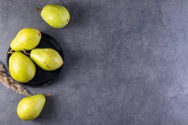 Mutfak masasında taze armutlar. Metin için boş alan.