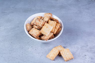 Mutfak masasında ev yapımı kurabiyeler.