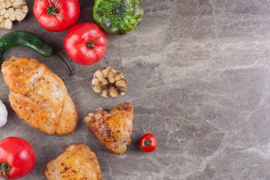 Sebze ve baharatlı ızgara tavuk eti.