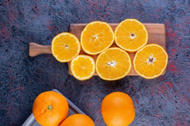 Mutfak masasında taze portakallar, sağlıklı beslenme konsepti.