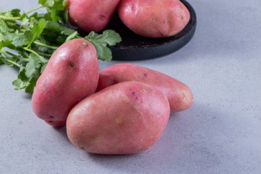 Mutfak masasında çiğ organik patates..