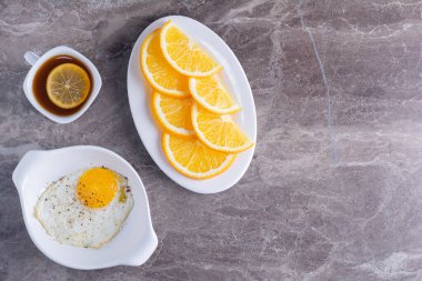 Mutfak masasında nefis sağlıklı kahvaltı.