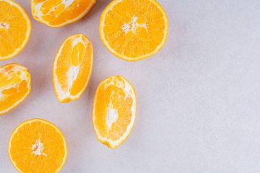 Gri mutfak masasında taze portakallar.