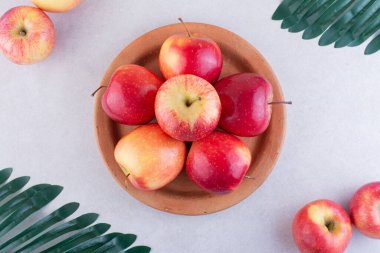 Mutfak masasında taze kırmızı elmalar.