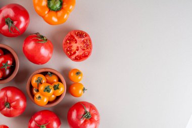 Mutfak masasının arkasında taze domatesler