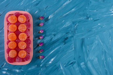 Masada çok renkli jöle şekerlemeleri var.