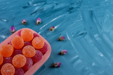 Masada çok renkli jöle şekerlemeleri var.