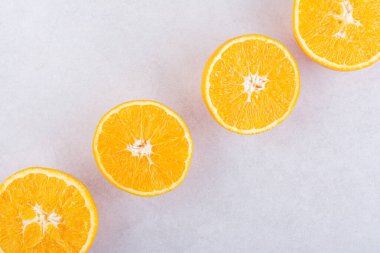 açık gri arkaplanda olgun tatlı portakallar