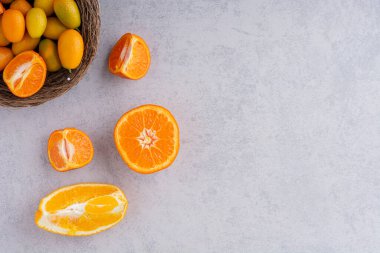 Mutfak masasında taze portakallar. 