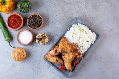 Mutfak masasında sebze ve baharatlı ızgara tavuk eti. 