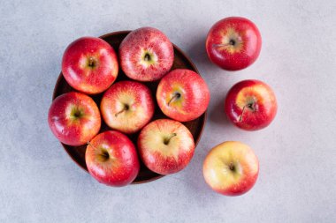 Gri arka planda kırmızı elmalar. en üstteki görünüm. 