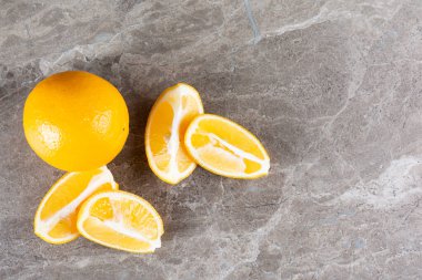 Gri arka planda taze sarı limonlar  