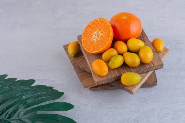 Gri arka planda taze meyveler