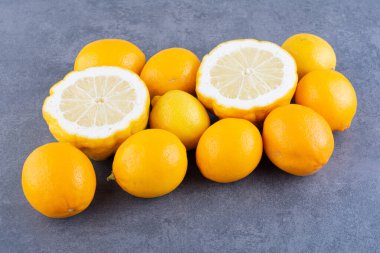 Gri arka planda taze limonlar, sağlıklı beslenme konsepti
