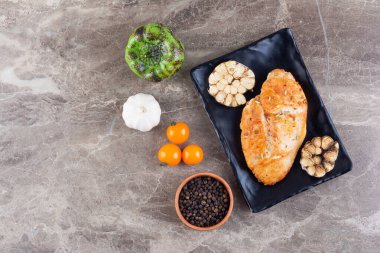 Sebze ve baharatlı ızgara tavuk eti.