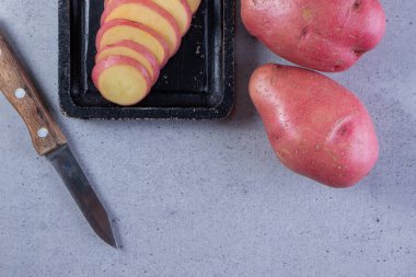 Gri arka planda taze organik patates 