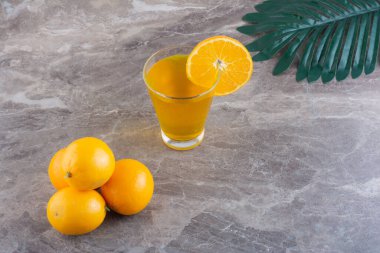 Taze narenciye ve bir bardak meyve suyu. Sağlıklı yeme kavramı