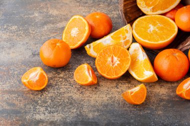 Mutfak masasında taze portakallar, sağlıklı beslenme konsepti.