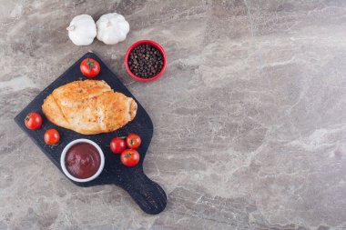 Baharatlı ve sebzeli ızgara tavuk. 