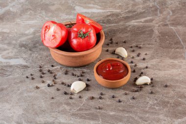 Mutfak masasının arkasında taze domatesler