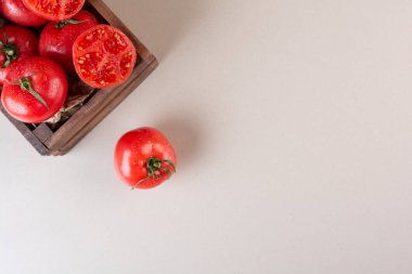 Mutfak masasında taze domatesler. 