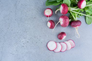 Mutfak masasında taze organik turplar