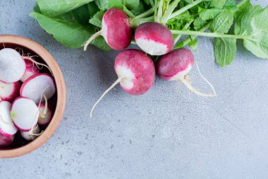 Mutfak masasında taze organik turplar