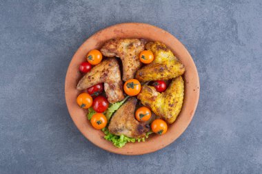 Mutfak masasında sebze ve baharatlı ızgara tavuk eti. 