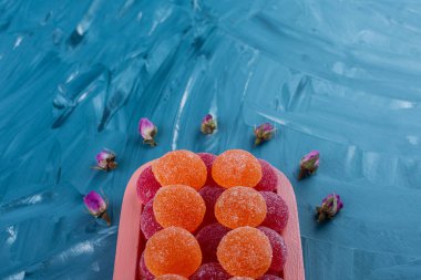 Masada çok renkli jöle şekerlemeleri var.