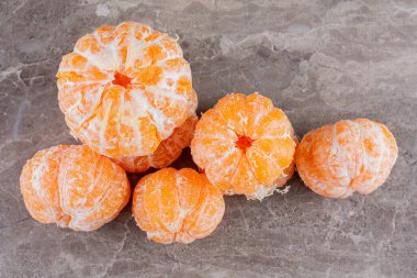 Açık gri arkaplanda taze portakallar. Boşluğu kopyala.